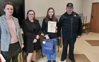 Nagroda za zajęcie I miejsca dla Kornelii Niemczewskiej w II kategorii wiekowej