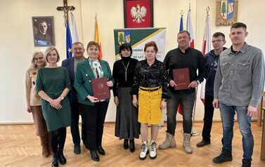 Pracownicy Urzędu Gminy, Dyrektorzy szk&oacute;ł i przedstawiciele wykonawcy 