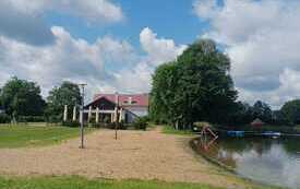 Kąpielisko - plaża, a w oddali bistro