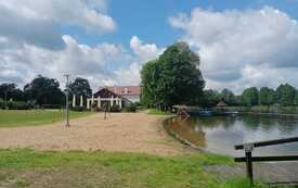 Kąpielisko - plaża, a w oddali bistro