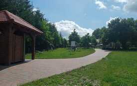 Widok na siłownię plenerową i plac zabaw w oddali