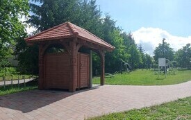 Widok na przebieralnie i prysznice plażowe 