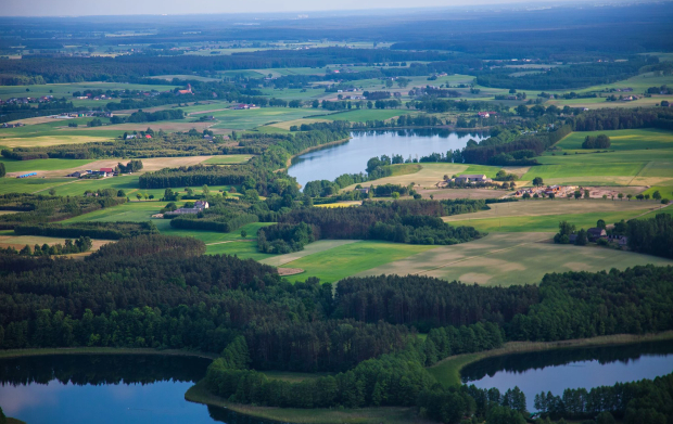 Widok z lotu ptaka na jeziora i łąki Gminy Lubiewo