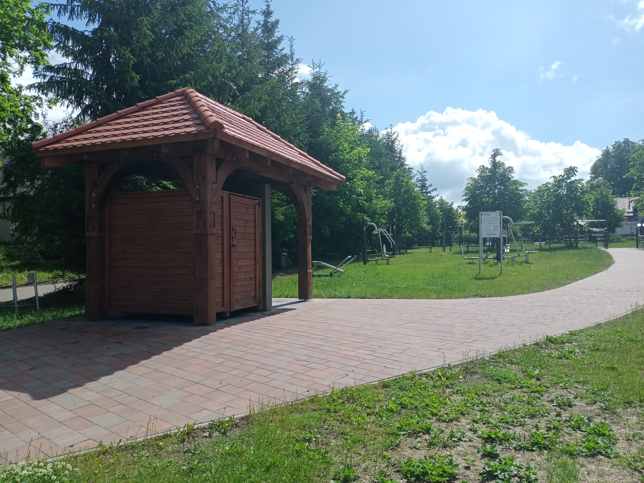 Przebieralnie, prysznice plażowe, siłownia plenerowa i&nbsp;plac zabaw